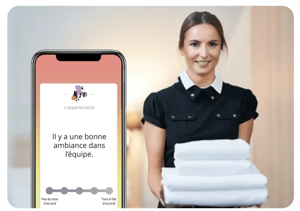Femme de chambre portant des serviettes pliées, avec une question de l'enquête affichée sur un smartphone