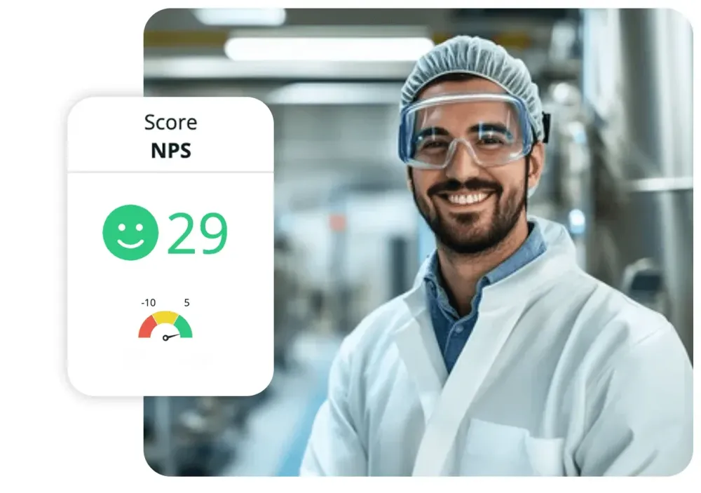 Technicien souriant en blouse et charlotte, avec un score NPS de 29