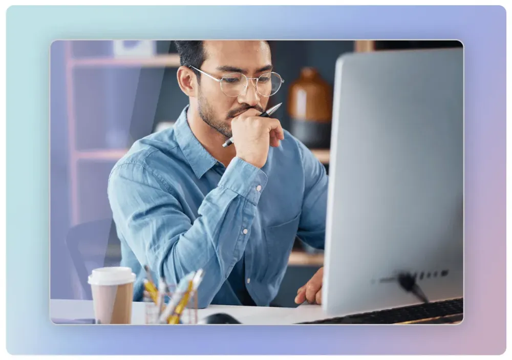 Collaborateur pensif devant son ordinateur au bureau