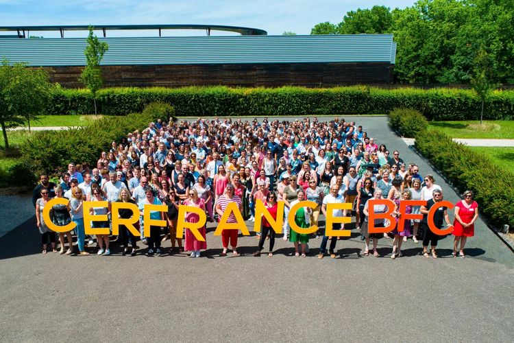 Salariés de CERFRANCE BFC réunis en plein air autour de lettres géantes formant le nom CERFRANCE BFC