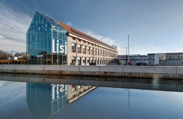 Façade vitrée du site LISI, reflétée dans l'eau