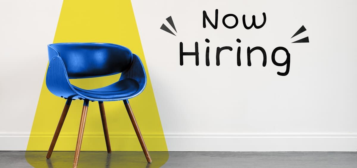 Chaise bleue sur fond jaune avec l'inscription « Now Hiring », pour le recrutement